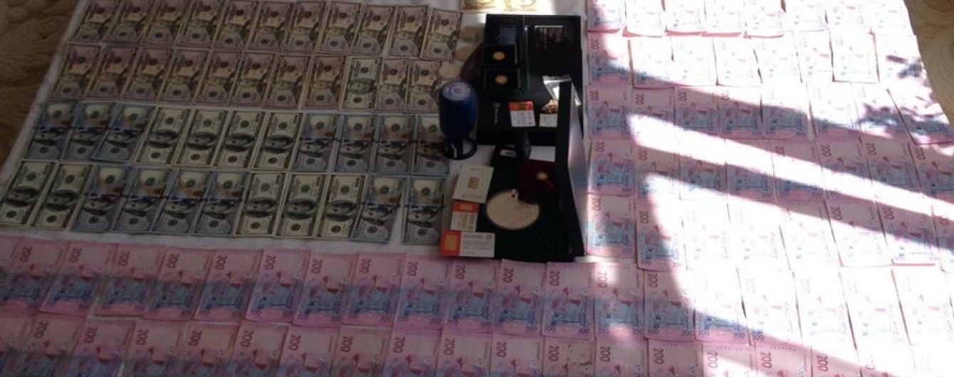 Шахрайка з фіскальної служби намагалася порізати собі вени під час затримання