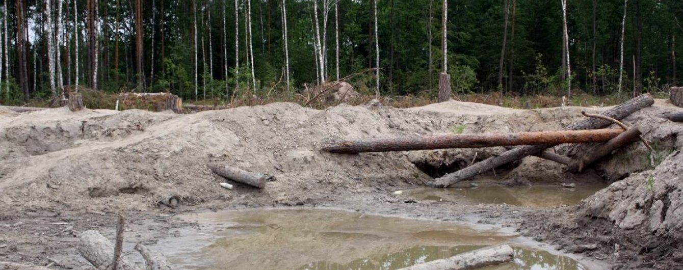 Прикордонники опублікували відео нових бурштинових копалень на Рівненщині