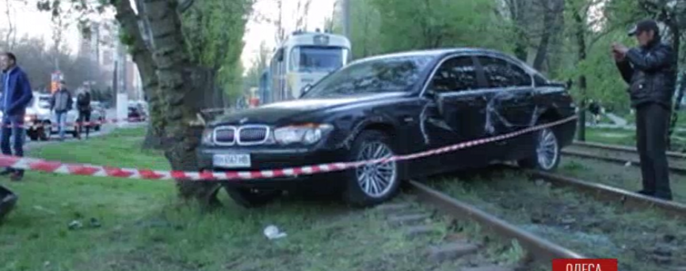 В Одесі п'яна жінка за кермом елітного BMW розтрощила три авто, постраждали діти