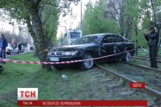 В Одесі п'яна жінка за кермом елітного BMW розтрощила три авто, постраждали діти