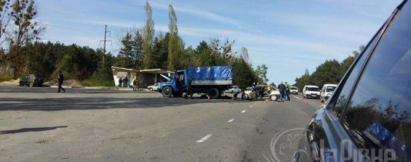 На Рівненщині сталася аварія з військовим авто, двоє загинули