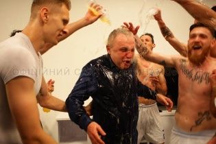Весь у шампанському президент "Динамо" подякував футболістам за сезон