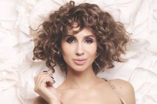 LOBODA здивувала романтичними кучерями і ніжним образом на сторінках глянцю