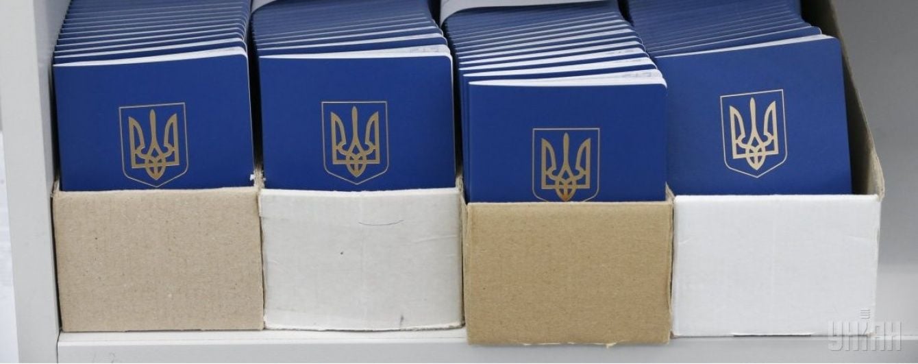 Рада затвердила обов'язкове отримання біометричних паспортів з 14 років