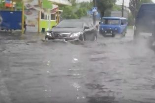 Половину України заливатимуть дощі з грозами