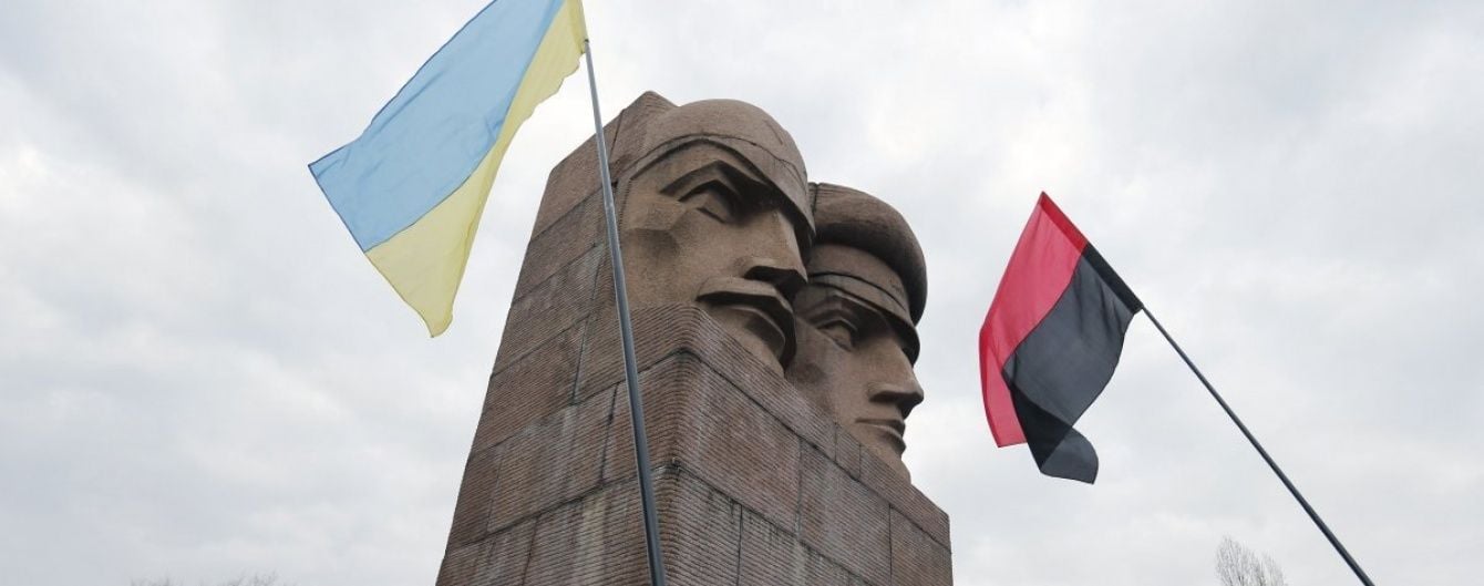 У Києві активісти намагаються знести пам'ятник чекістам