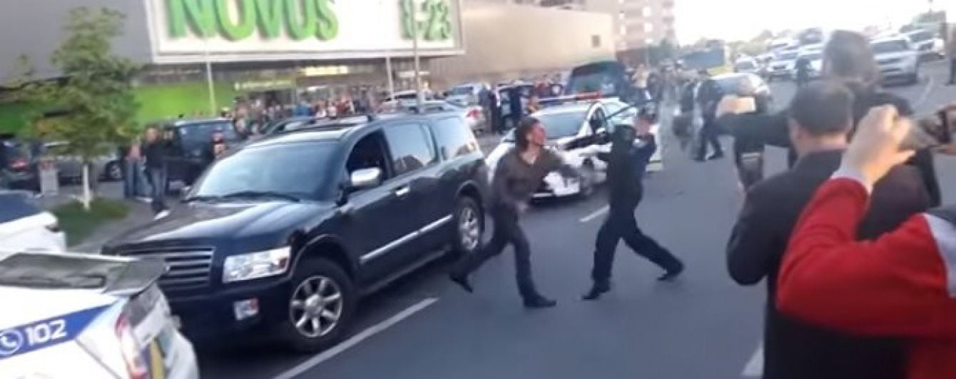 У Києві водій Infiniti кинувся з кулаками на поліцейських