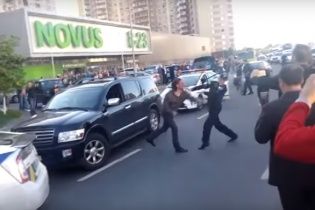 У Києві водій Infiniti кинувся з кулаками на поліцейських