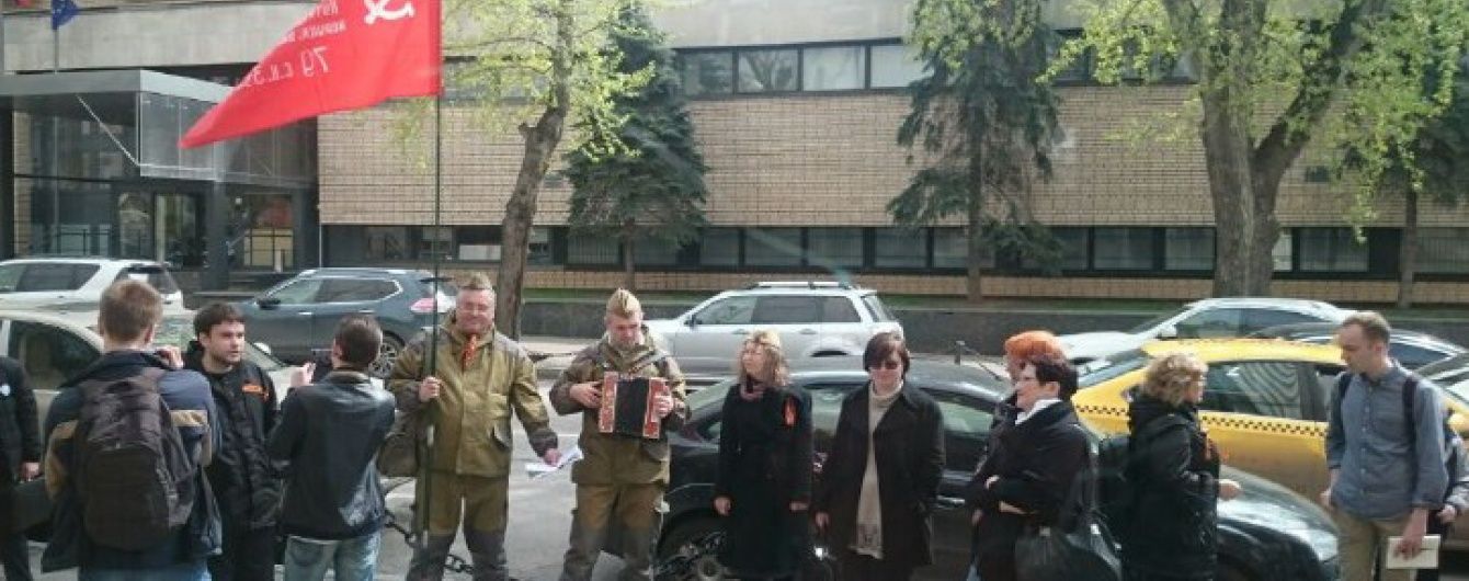 У Москві школярів закидали яйцями та обілляли зеленкою