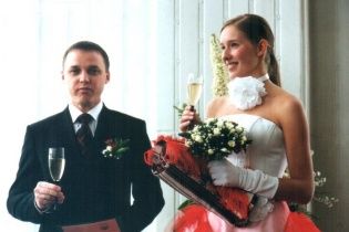 "Наречена" Осадча показала архівні світлини з весілля