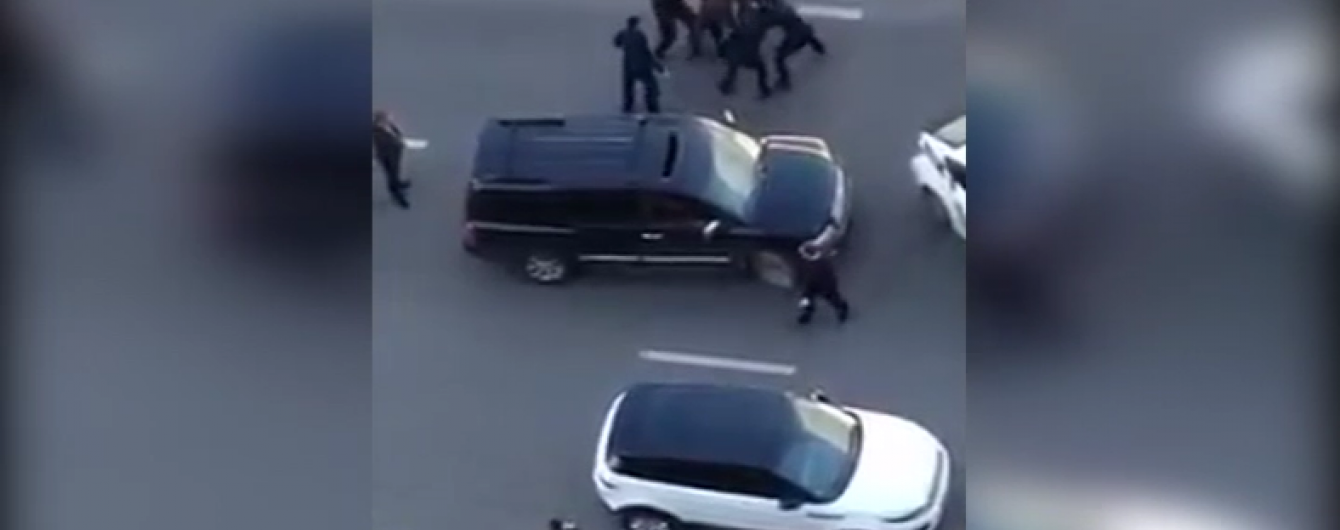 Водій Infiniti, який влаштував бійку з поліцейськими, погрожував їм пістолетом