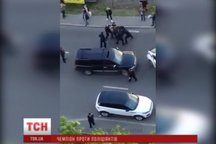 Водій Infiniti, який влаштував бійку з поліцейськими, погрожував їм пістолетом