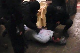 На волі попри вирок у 8 років: чоловіка, який збив на смерть АТОвця, амністували у суді