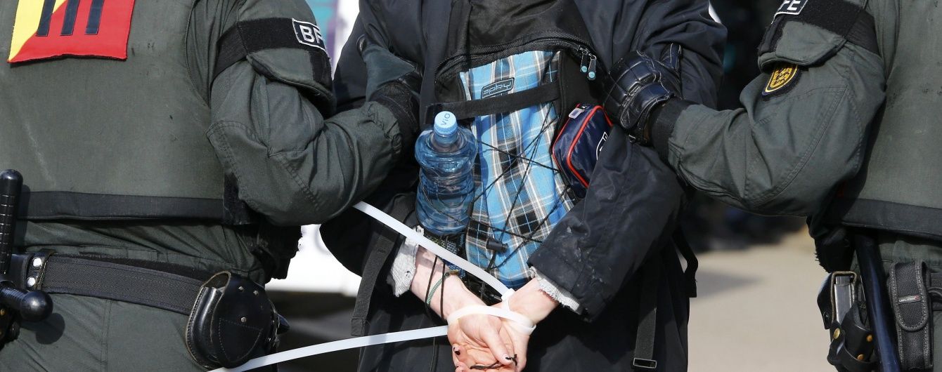 У Німеччині мітингувальники побилися з поліцією: сотні людей затримані