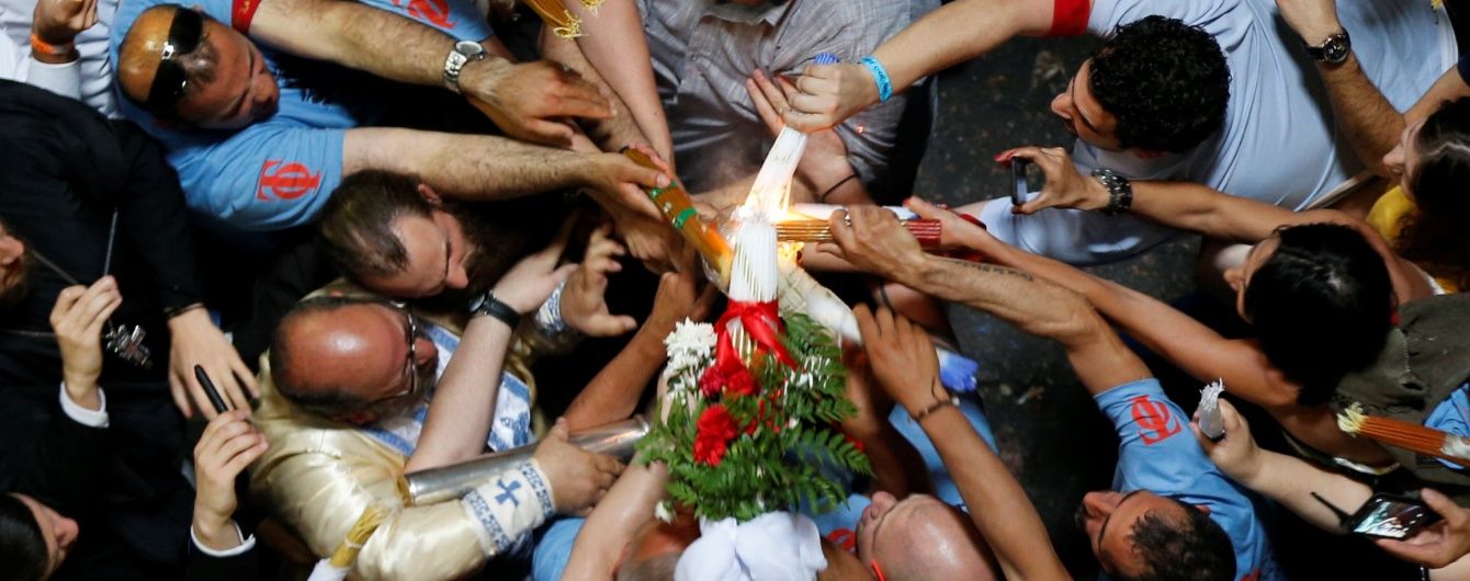 Під час сходження Благодатного вогню у храмі бешкетували араби, а патріарха довелось почекати