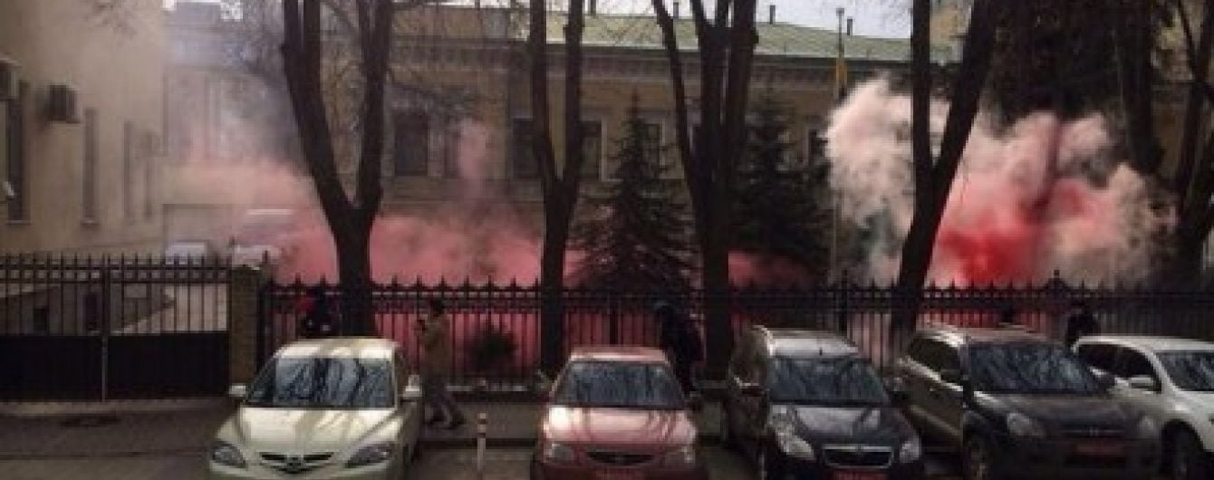 Посольство України в Росії закидали фаєрами