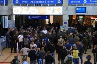 Бойка та Новинського в Одесі евакуювали до VIP-сектора аеропорту: їх ледь не побили