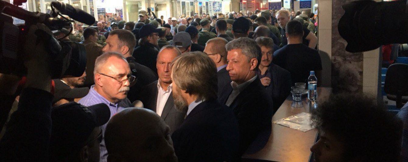 Бойка і Новинського не випустили з аеропорту Одеси, вони полетіли до Києва