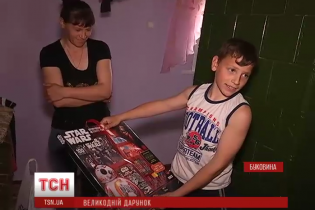 Багатодітна сім'я переселенців з Луганщини отримала великодні подарунки зі США