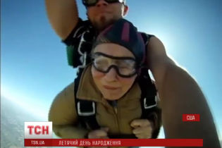 90-річна бабуся-екстремалка відзначила свій ювілей стрибком із парашутом