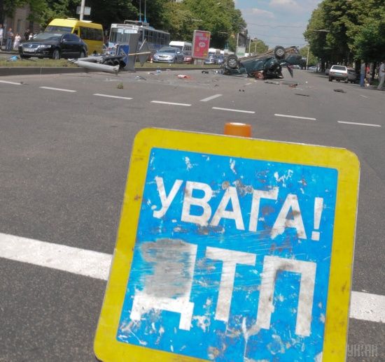 На дорозі "Київ-Чоп" мікроавтобус наїхав на пішохода. Чоловік помер на місці