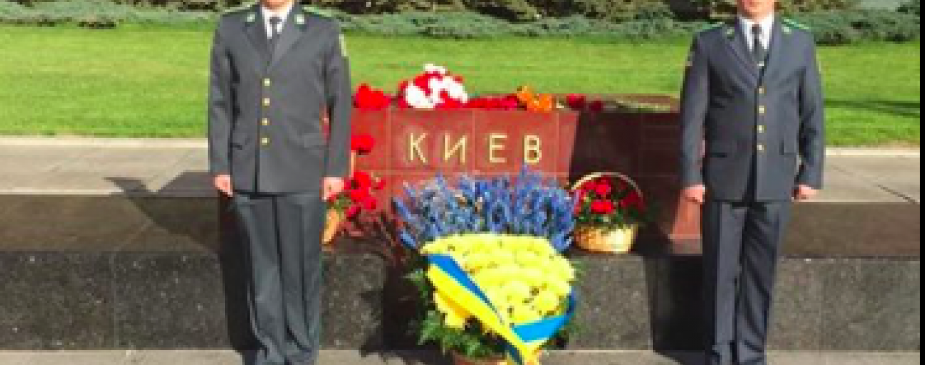 Біля пам'ятника місту-герою Києву у Москві з'явилися жовто-блакитні квіти і почесна варта