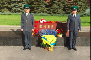 Біля пам'ятника місту-герою Києву у Москві з'явилися жовто-блакитні квіти і почесна варта