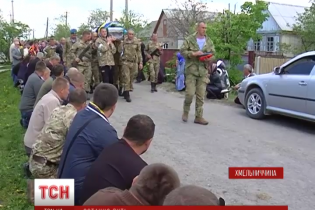 На Хмельниччині на колінах провели в останню путь грузина, який загинув під Авдіївкою
