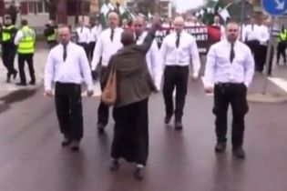 У Швеції темношкіра жінка самотужки перегородила шлях маршу неонацистів