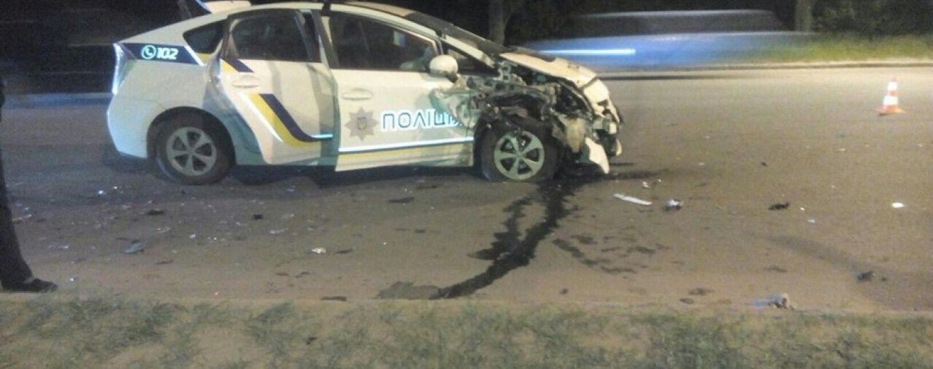 У Харкові "протаранили" авто патрульних