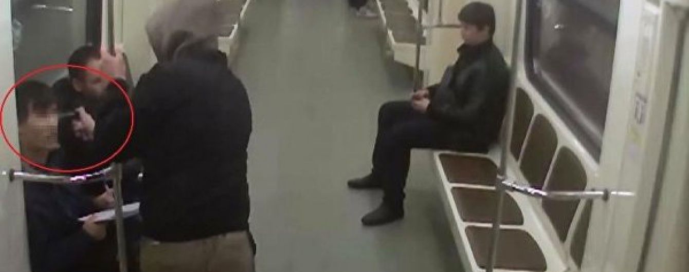 У Москві "скінхеди" влаштували бійку у вагоні метро з таджиками