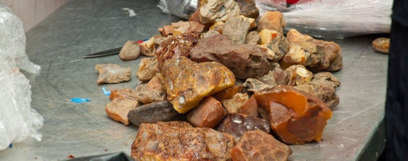 В Одесі суд вирішив повернути контрабандистці майже 60 кг бурштину, який вона вивозила до Туреччини