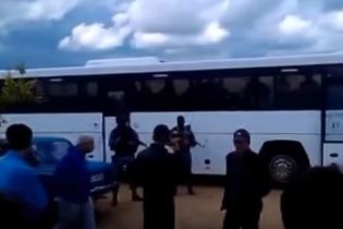 У Мережі з'явилось відео, як автоматники вигнали мусульман з мечеті у Криму