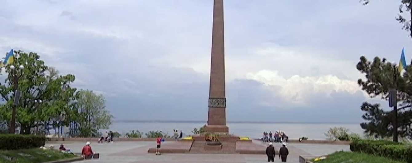 Тисячі силовиків беруть під контроль Одесу і Харків напередодні свята