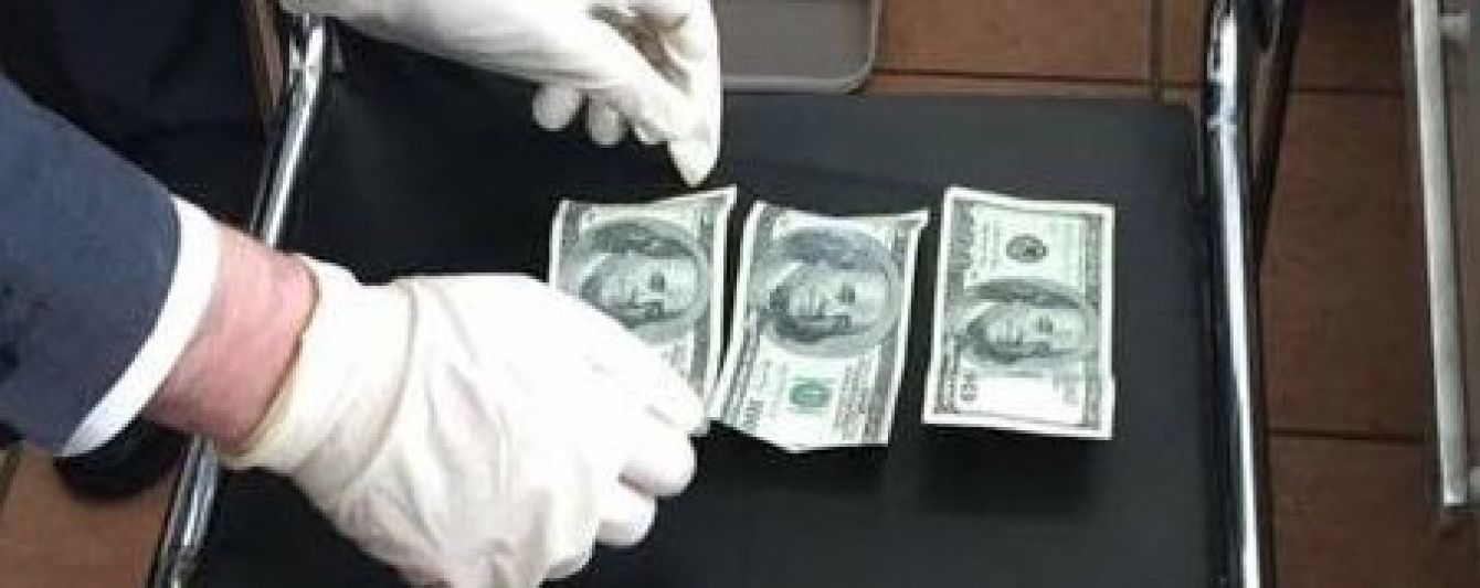 На Рівненщині поліцейських спіймали на хабарі від бурштинокопачів