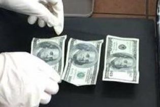 На Рівненщині поліцейських спіймали на хабарі від бурштинокопачів