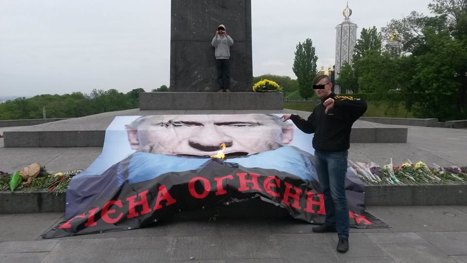 активісти накрили Вічний вогонь 5-метровим плакатом Путіна