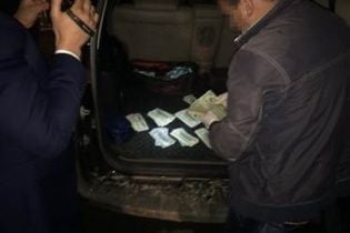 Корупція у Держприкордонслужбі. У центрі Херсона прикордонник "погорів" на хабарі у $ 11,5 тисяч