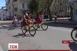 У центр Одеси виїхали чудернацькі велосипеди