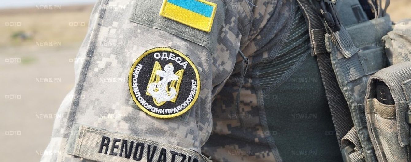 Бійці "Шторму" оглядають іногородні автомобілі на в'їздах в Одесу