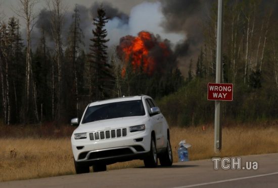 Пекельний вогонь: лісова пожежа в Канаді може атакувати місто