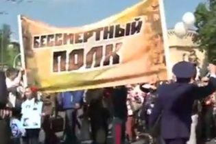 На акції до Дня перемоги у Києві через георгіївську стрічку побилися хлопець із жінкою