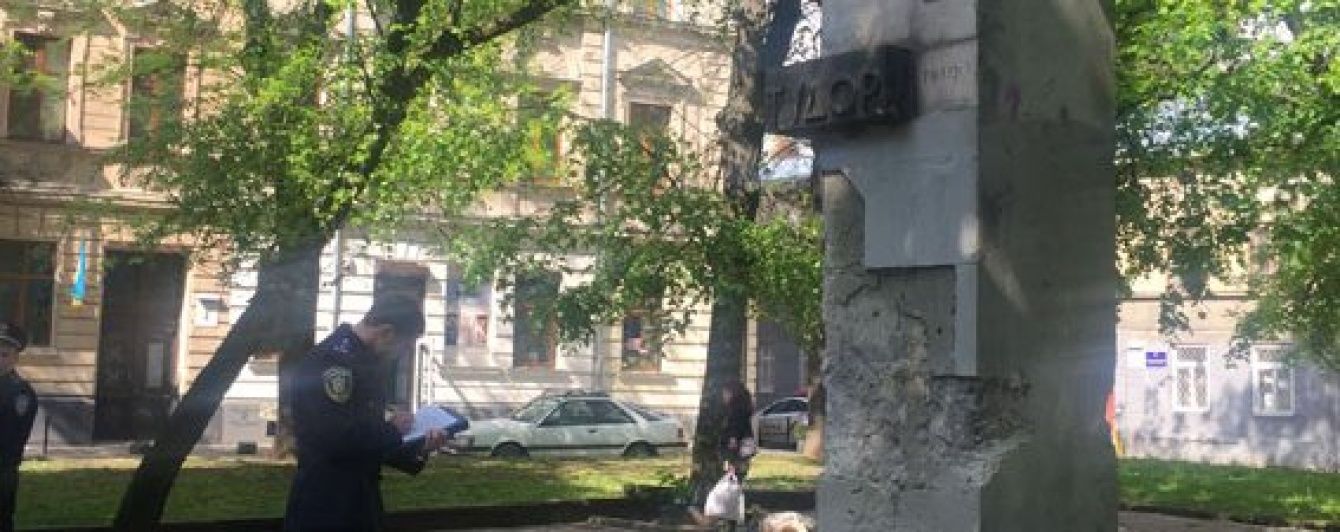 Невідомі з кувалдами намагались знести пам'ятник прокомуністичному поету у Львові