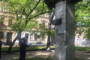 Невідомі з кувалдами намагались знести пам'ятник прокомуністичному поету у Львові