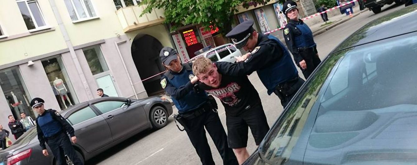 З'явилося відео зухвалого нападу на поліцейського в Харкові
