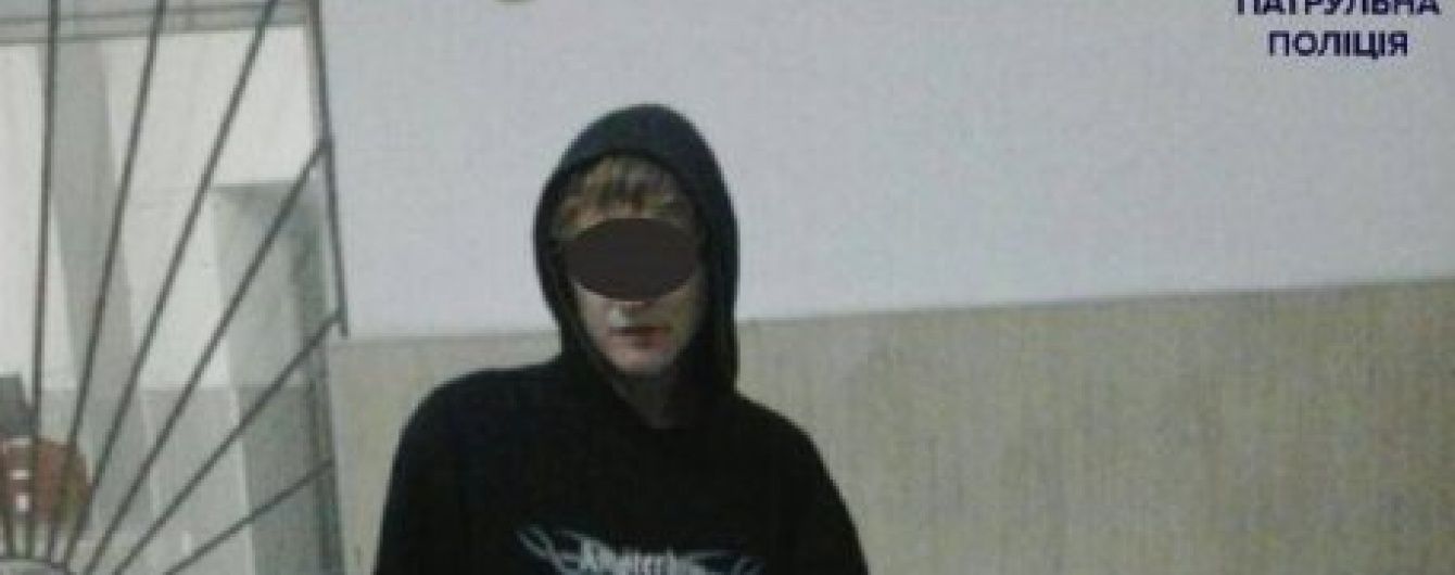У Львові поліцейські затримали на вулиці чоловіка з сокирою