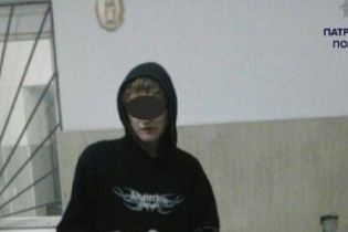 У Львові поліцейські затримали на вулиці чоловіка з сокирою