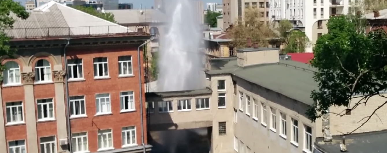 "Фонтан" з п'ятиповерхівку: у харківській школі прорвало трубу