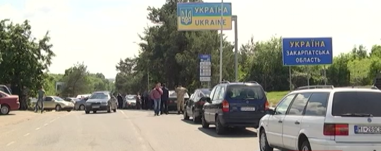 Власники автівок з іноземною реєстрацією заблокували кордон з Словаччиною