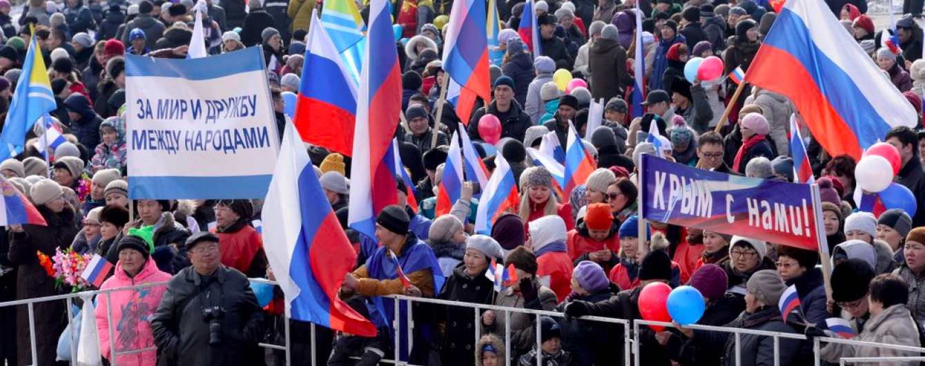 Під наглядом ОМОНу і зі знесенням меморіалу Немцову: як у Москві "святкують" річницю окупації Криму